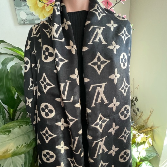 Louis Vuitton Giant Monogram Cashmere/Silk Shawl. - Picture 3 of 14